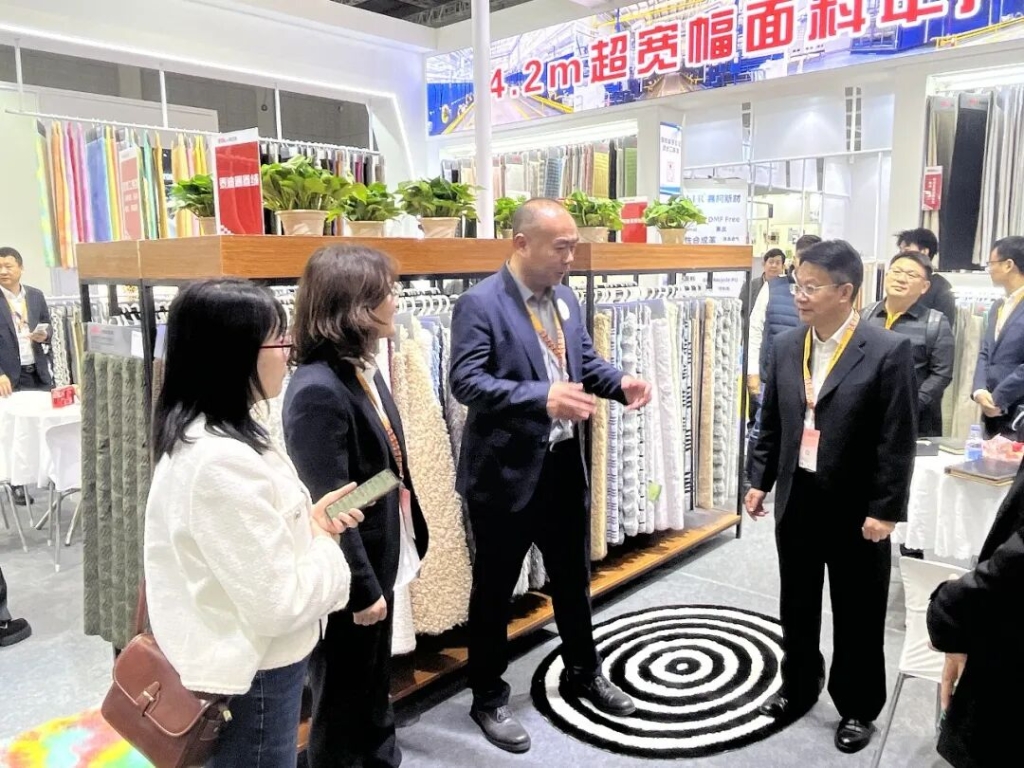 特寬幅·生態(tài)環(huán)?！た缃缌餍校椨涡铝⒊珊诵漠a(chǎn)品實力圈粉上海面料展